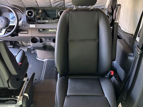 Used 2022 Mercedes-Benz Sprinter 3500 image 8