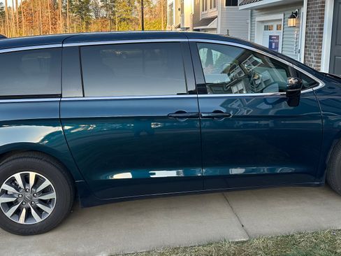 Used 2025 Chrysler Pacifica Select image 4