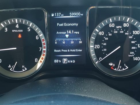 Used 2017 Nissan Titan SV image 16