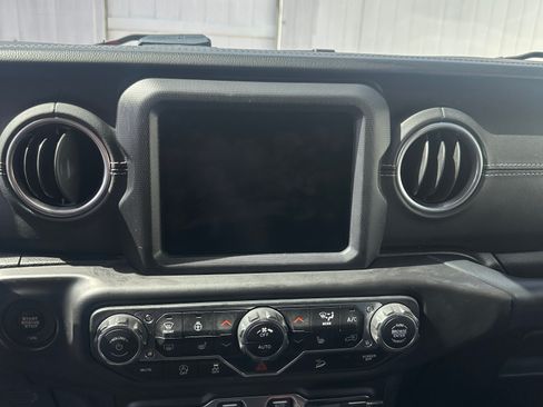 Used 2018 Jeep Wrangler Unlimited Sahara image 11
