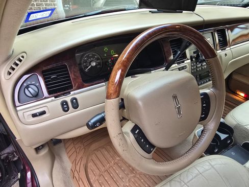 Used 2006 Lincoln Town Car Signature Limited image 9