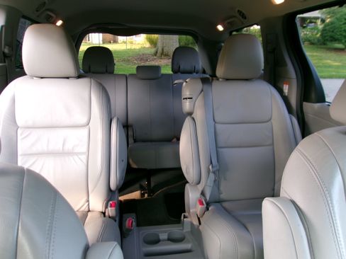 Used 2018 Toyota Sienna XLE Premium FWD image 13
