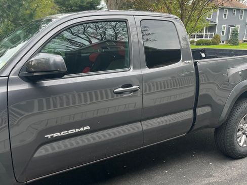 Used 2016 Toyota Tacoma SR5 w/ SR5 Appearance Package (SN) AWD/4WD image 4