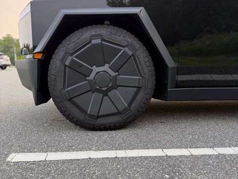 Used 2024 Tesla Cybertruck AWD Crew Cab image 9