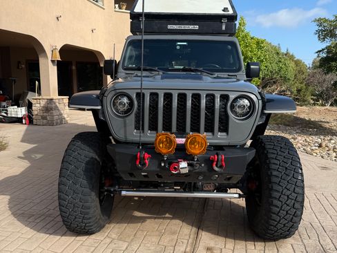 Used 2021 Jeep Gladiator Rubicon AWD/4WD image 2