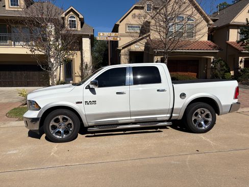 Used 2017 RAM 1500 Laramie w/ Convenience Group image 9