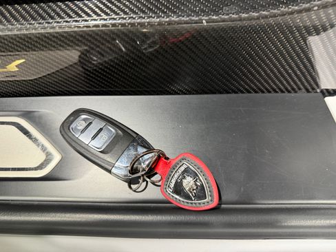 Used 2018 Lamborghini Aventador S image 9