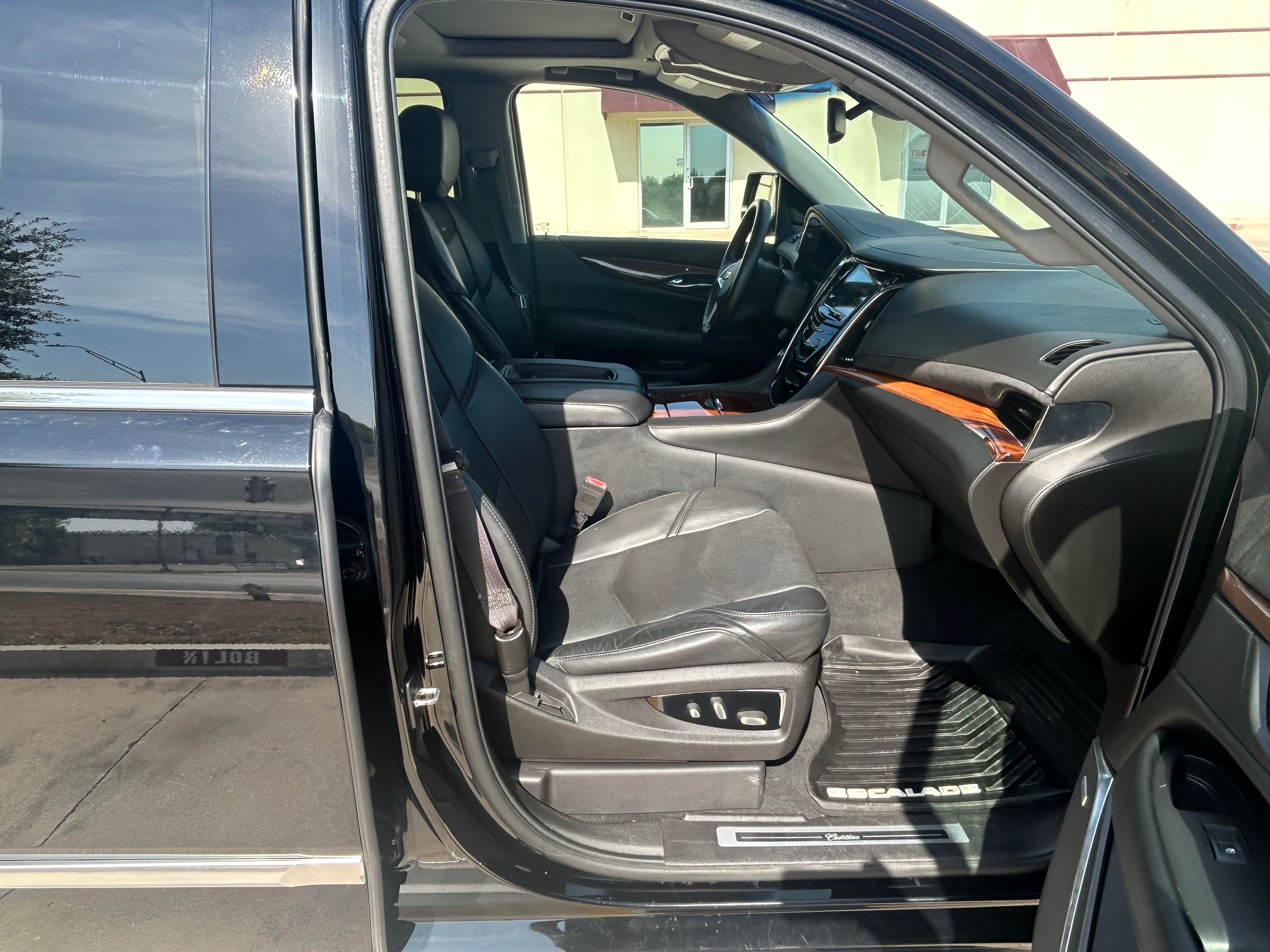Used 2015 Cadillac Escalade Luxury AWD/4WD image 5