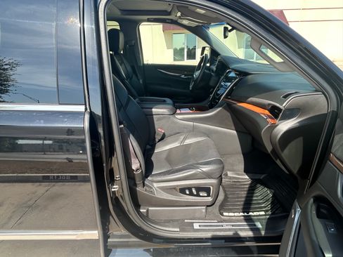 Used 2015 Cadillac Escalade Luxury AWD/4WD image 5