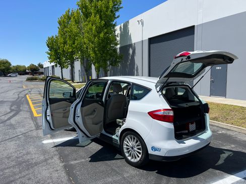 Used 2014 Ford C-MAX Energi SEL w/ Equipment Group 301A FWD image 8