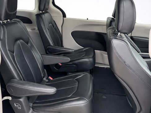 Used 2023 Chrysler Pacifica Touring-L image 9