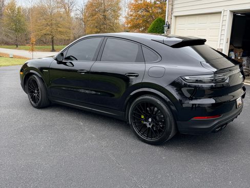 Used 2022 Porsche Cayenne E-Hybrid Coupe image 2