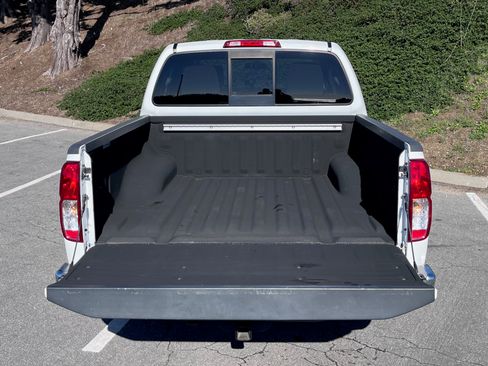 Used 2014 Nissan Frontier SV image 8