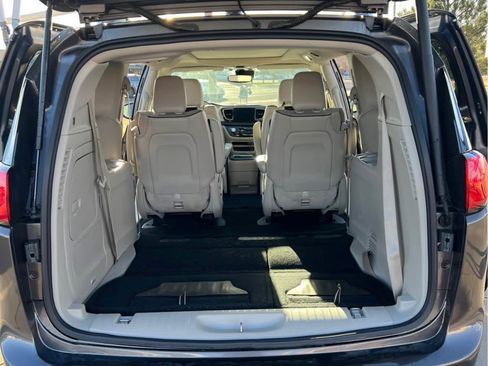 Used 2018 Chrysler Pacifica Limited w/ Advanced Safetytec Group FWD image 10