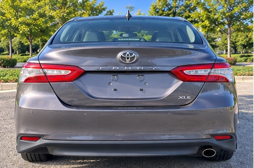 Used 2018 Toyota Camry XLE FWD image 2