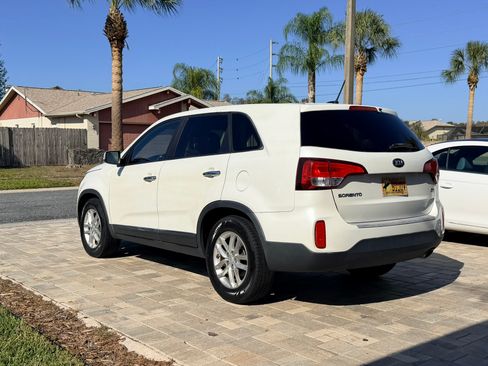 Used 2015 Kia Sorento LX image 2
