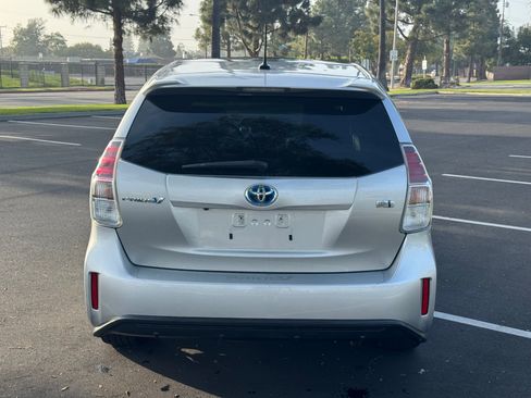 Used 2017 Toyota Prius V Five image 8