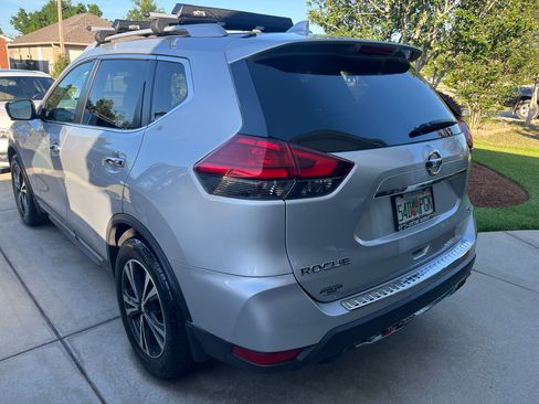Used 2017 Nissan Rogue SL w/ SL Premium Package FWD image 4