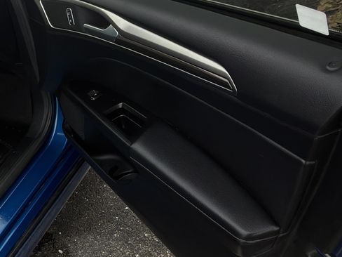 Used 2017 Ford Fusion SE w/ Fusion SE Technology Package image 14