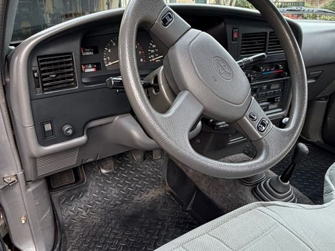 Used 1993 Toyota Pickup Deluxe image 12