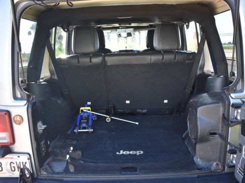 Used 2014 Jeep Wrangler Unlimited Sahara image 17