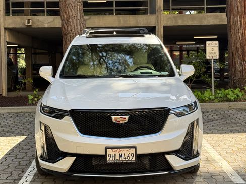 Used 2023 Cadillac XT6 Sport w/ Technology Package AWD/4WD image 2