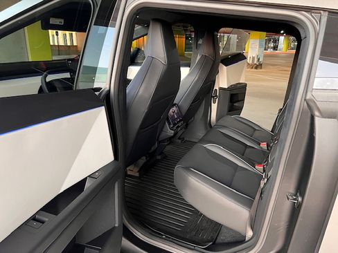 Used 2024 Tesla Cybertruck AWD Crew Cab image 9