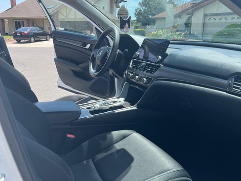 Used 2021 Honda Accord Touring image 2