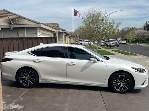 Used 2022 Lexus ES 300h w/ Premium Package image 5