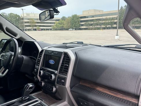 Used 2019 Ford F150 Lariat w/ Equipment Group 502A Luxury AWD/4WD image 26