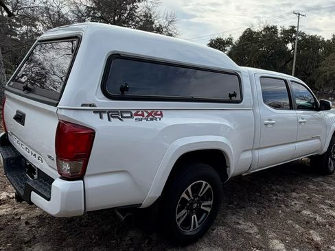 Used 2017 Toyota Tacoma TRD Sport image 11
