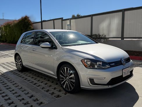 Used 2016 Volkswagen e-Golf SE image 9