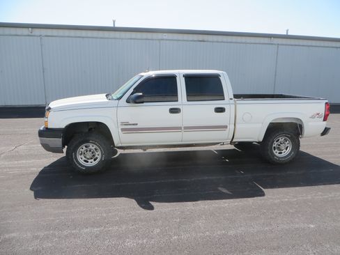 Used 2005 Chevrolet Silverado 2500 LT w/ Heavy-Duty Power Package AWD/4WD image 9