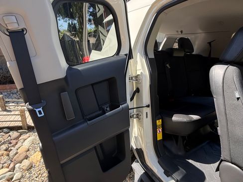 Used 2010 Toyota FJ Cruiser 4WD image 13