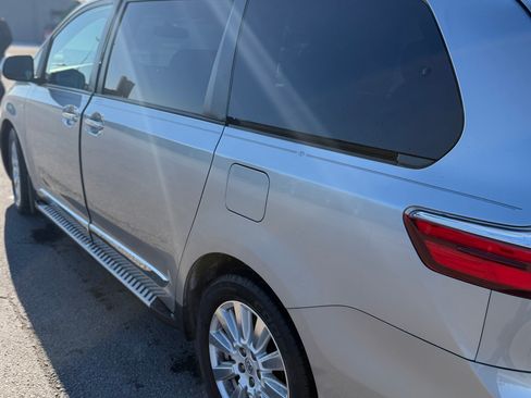 Used 2017 Toyota Sienna XLE Premium image 4