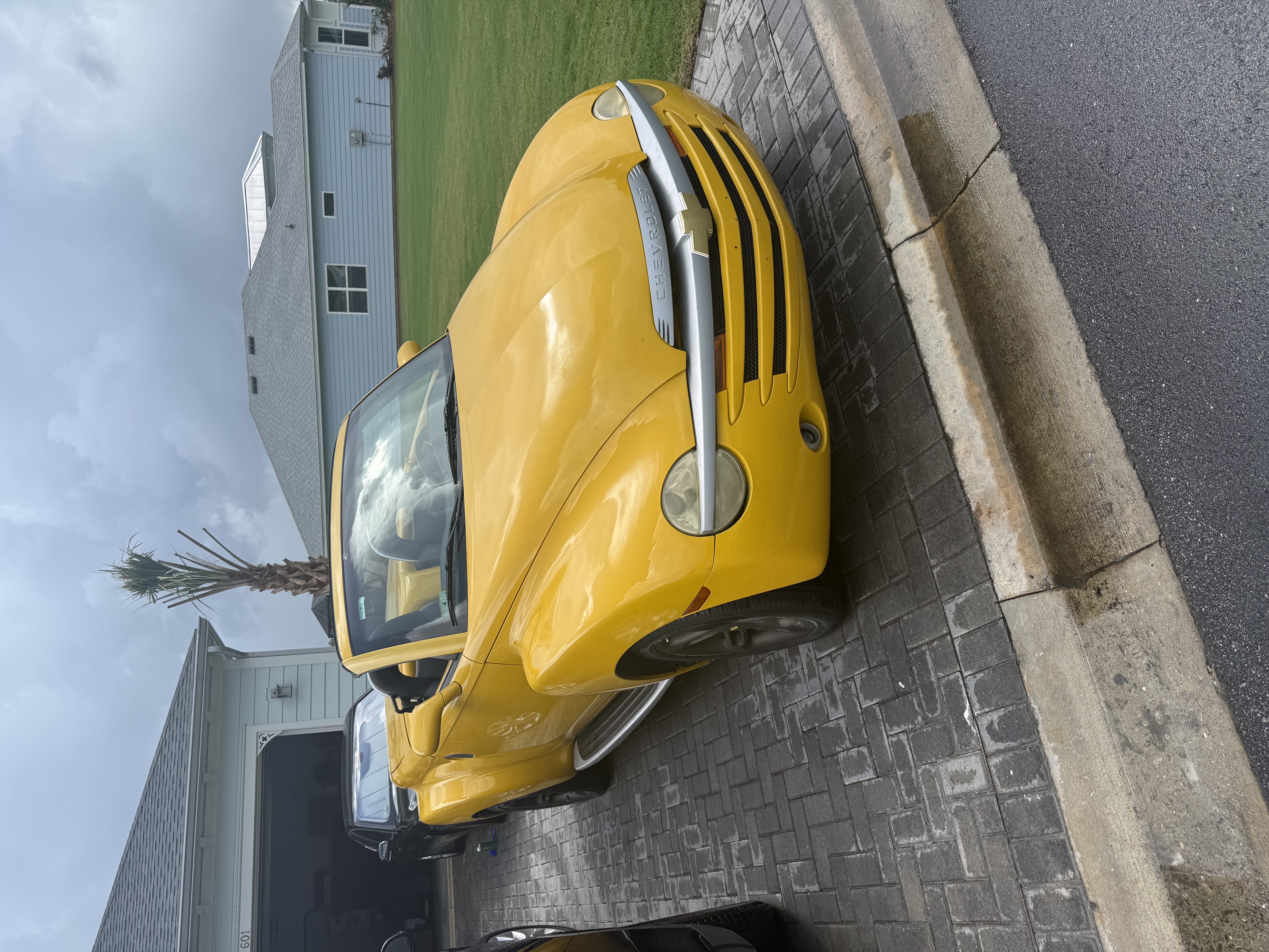 Used 2004 Chevrolet SSR w/ Preferred Equipment Group RWD image 2