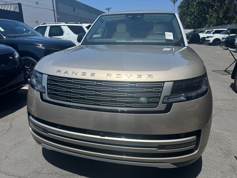 Used 2025 Land Rover Range Rover SE AWD/4WD image 9