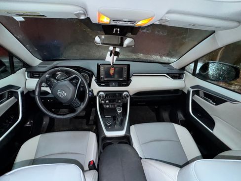 Used 2021 Toyota RAV4 XLE Premium image 2