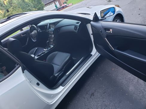 Used 2015 Hyundai Genesis 3.8 image 9