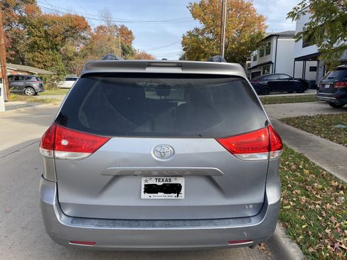 Used 2013 Toyota Sienna LE image 2