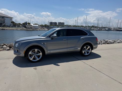 Used 2018 Bentley Bentayga Onyx Edition image 4