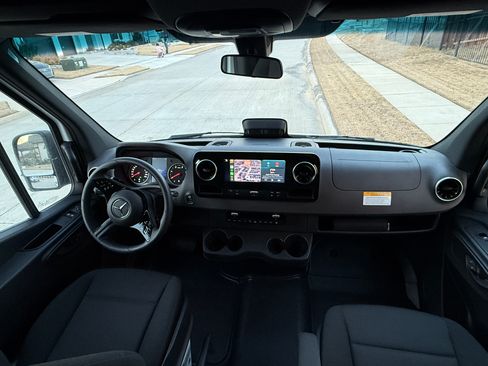 Used 2025 Mercedes-Benz Sprinter 2500 image 14