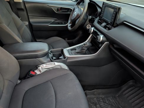 Used 2020 Toyota RAV4 LE image 12