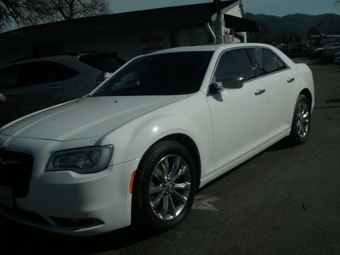 Used 2017 Chrysler 300 C image 1