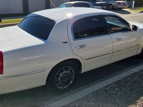 Used 2008 Lincoln Town Car Signature Limited image 9