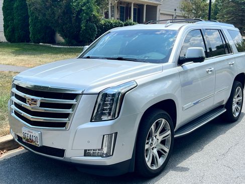 Used 2018 Cadillac Escalade Luxury image 2