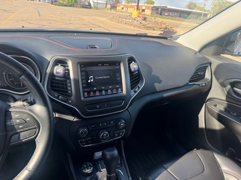 Used 2019 Jeep Cherokee Trailhawk w/ Cold Weather Group AWD/4WD image 14