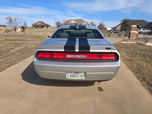 Used 2010 Dodge Challenger SE image 4