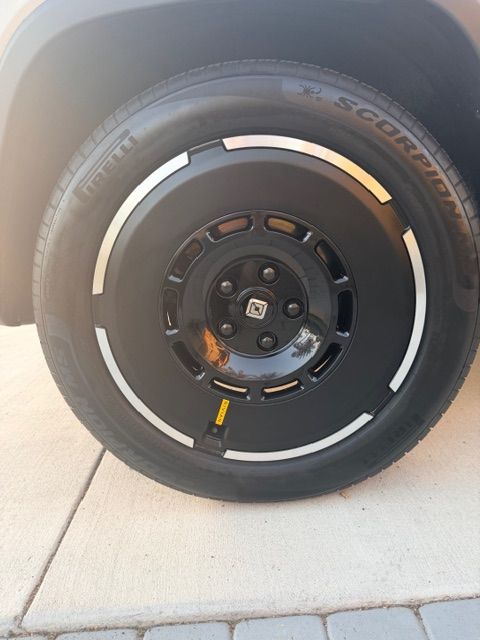 Used 2025 Rivian R1S Adventure Dual AWD/4WD image 10