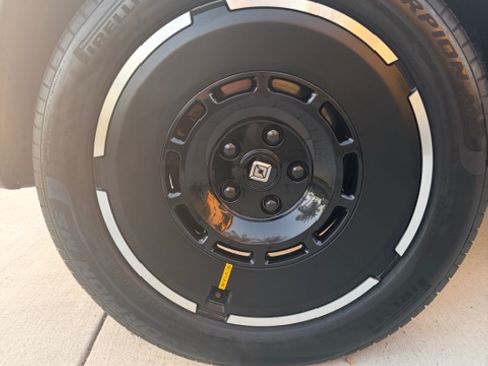 Used 2025 Rivian R1S Adventure image 10